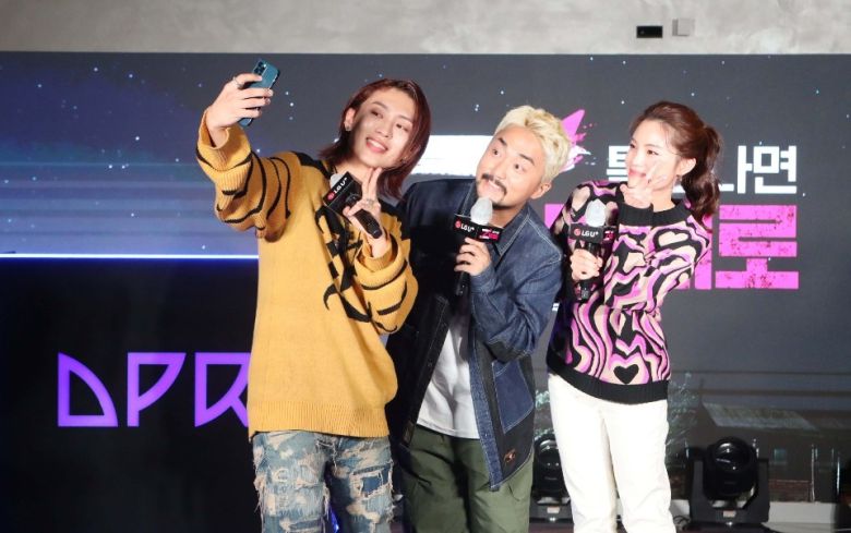 LG유플러스 아이폰12 출시행사에서 (왼쪽부터)래퍼 DPR Live, 방송인 유병재, LG유플러스 신입사원 문혜리님이 아이폰12를 사용하고 있다. [LG유플러스 제공]