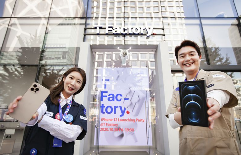 SK텔레콤 홍보모델들이 홍대 ICT멀티플렉스 ‘T팩토리’에서 언택트 아이폰 12 런칭 파티를 알리고 있다. [SK텔레콤 제공]