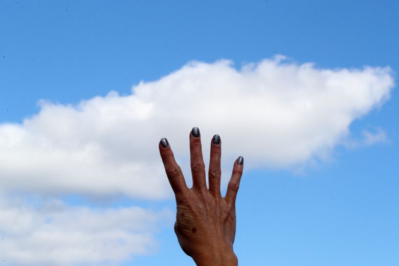 도널드 트럼프 미국 대통령이 지난달 31일(현지시간) 진행한 펜실베이니아주 벅스카운티 뉴타운 유세에 참가한 지지자가 '4년 더'를 외치며 손을 들고 있다. [로이터]