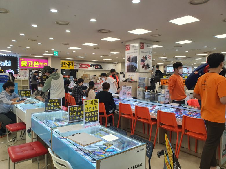 아이폰12 출시 첫 주말 신도림 테크노마트 9층 휴대전화 집단 상가. 구매를 상담 중인 소비자들로 매장이 북적이고 있다. [사진=박지영 기자]