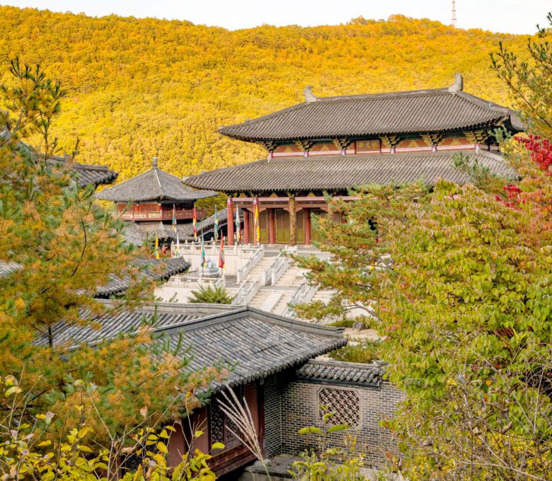 소백산 자락길 6코스 인근 온달 관광지에는 고구려 마을이 조성돼 있다. 고구려 관련 사극의 단골 촬영지이다. 온달이 최후의 전투에서 전사한 온달산성과 가깝다. 선화공주가 당도해서 안아준뒤에야 온달 시신이 옮겨졌다는 이야기가 있다.