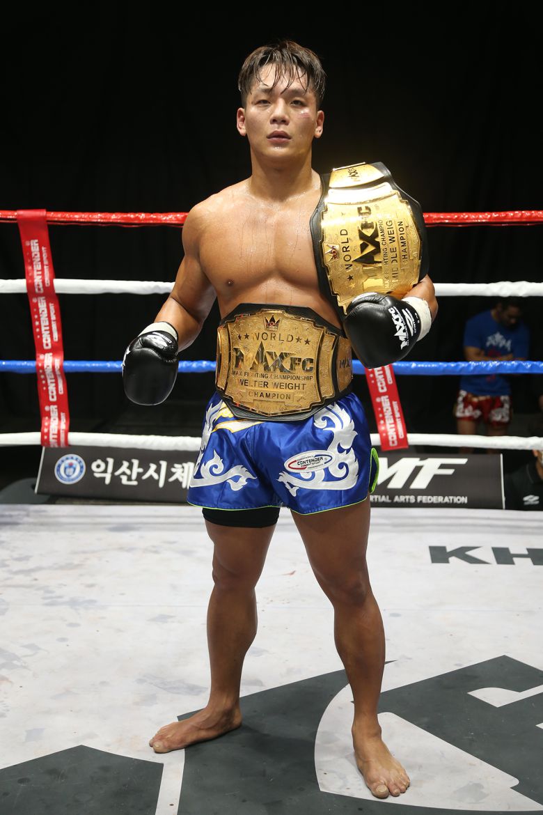 2체급 챔프에 오른 김준화 [MAX FC 제공]