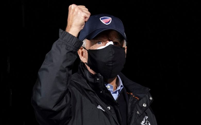 민주당 대통령 후보인 조 바이든 전 부통령이 1일(현지시간) 펜실베이니아주 유세 현장에서 승리를 자신하며 주먹을 움켜쥐고 있다. [로이터]