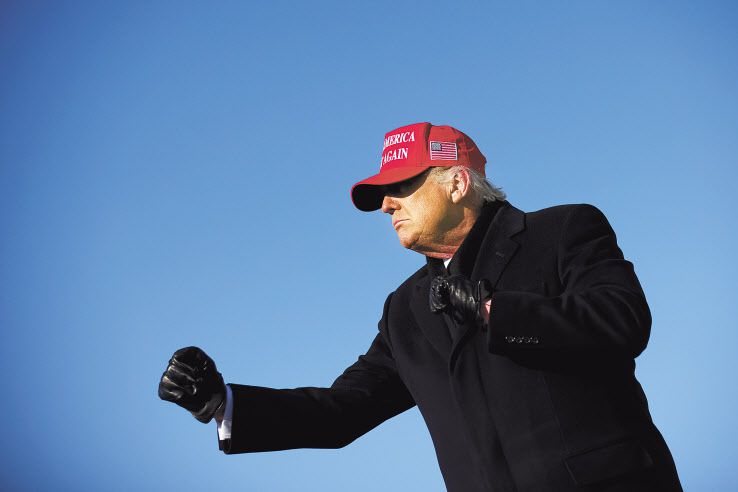 미국 대통령 선거를 하루 남겨두고 조 바이든 민주당 후보의 전반적인 우세가 지속되고 있지만 남부 경합주를 중심으로 공화당 후보인 도널드 트럼프 대통령이 지지율을 끌어올리면서 최종 승자는 결국 투표함을 열어봐야만 알 수 있을 정도의 혼전양상이 펼쳐지고 있다. 바이든 후보가 1일(현지시간) 펜실베이니아주 유세 현장에서 승리를 자신하며 주먹을 움켜쥐고 있다(위쪽). 같은 날 트럼프 대통령이 아이오와주 유세 현장에서 지지자들의 환호에 답하고 있다. [로이터]