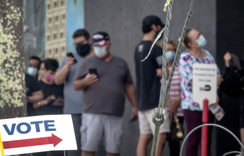 1일(현지시간) 플로리다주 하야리아 내 한 도서관에 설치된 사전투표소 앞에서 사전 현장투표에 참여하기 위해 길게 줄서있는 미국인 유권자들의 모습. [EPA]