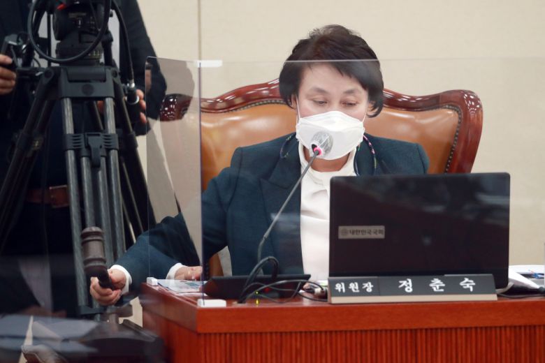 정춘숙 국회 여성가족위원회 위원장이 27일 오전 서울 여의도 국회에서 열린 여성가족위원회의 여성가족부, 한국양성평등교육진흥원, 한국청소년활동진흥원, 한국청소년상담복지개발원, 한국건강가정진흥원, 한국여성인권진흥원 국정감사에서 의사봉을 두드리고 있다. [연합]
