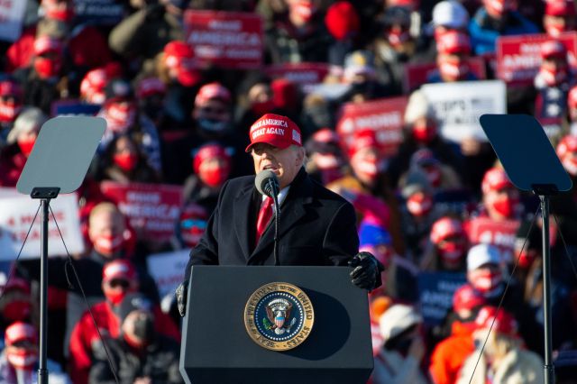 2일(현지시간) 펜실베이니아주 피츠버그대에서 열린 유세 현장에서 참석한 민주당 조 바이든 대선 후보와 팝스타 레이디가가의 모습(위쪽)과 같은 날 펜실베이니아 스크랜턴 공항에서 연설하고 있는 도널드 트럼프 대통령. [로이터·EPA]