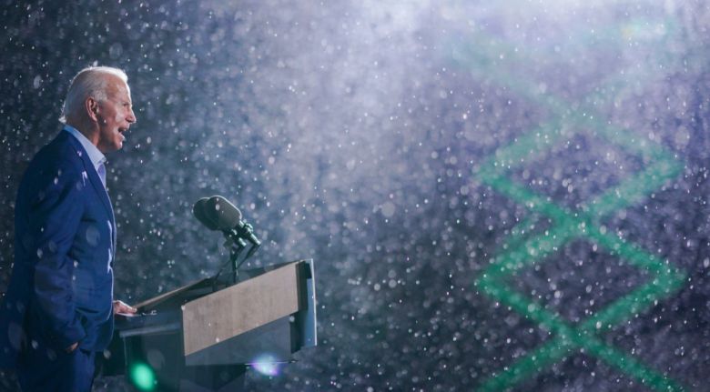 민주당의 조 바이든 대선후보가 억수같이 퍼붓는 비를 맞으며 선거 연설을 하고 있다. 지난달 30일(현지시간) 바이든 후보가 자신의 트위터 계정에 올린 것이다. 그는 “이 폭풍은 지나가고, 새로운 날이 올 것”이라고 썼다. [조 바이든 트위터]