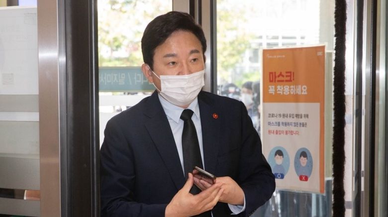 지난달 26일 서울 강남구 삼성서울병원에 마련된 고(故) 이건희 삼성그룹 회장의 빈소로 들어가고 있는 원희룡 제주도지사. [사진공동취재단]