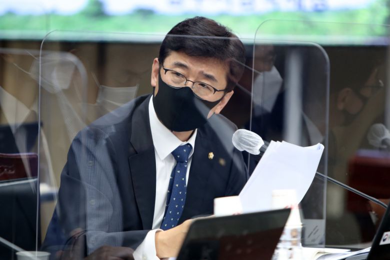 고용진 더불어민주당 의원이 20일 오전 광주 북구 오룡동 정부광주합동청사에서 열린 국회 기획재정위원회의 광주지방국세청, 한국은행 광주전남본부·목포본부에 대한 국정감사에서 질의하고 있다. [연합]