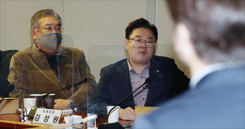 김성원 국민의힘 원내수석부대표와 정진석 의원이 6일 오전 서울 여의도 국회 의원회관에서 열린 국민미래포럼 세미나 '포스트 코로나 시대, 대한민국의 혁신과제와 미래비전'에서 국민의당 안철수 대표의 강연을 듣고 있다. [연합]