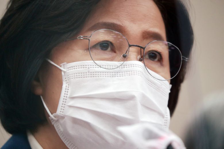 추미애 법무부 장관이 26일 서울 여의도 국회에서 열린 법제사법위원회의 법무부, 대법원, 감사원, 헌법재판소, 법제처 종합감사에서 질의에 답변하고 있다. [연합]