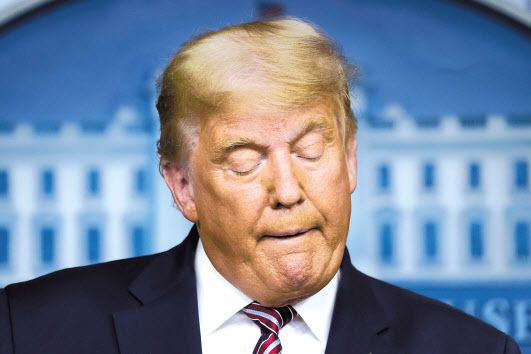 제 46대 미국 대통령 선출이 막판 진통을 겪고 있다. 5일(현지시간) 대선 개표작업이 사흘째 이어지면서 민주당의 조 바이든(위쪽) 후보의 승리 가능성이 점점 높아지고 있는 반면 도널드 트럼프 대통령의 입에선 ‘승리’라는 단어보다 ‘부정선거’란 단어가 더 많이 나오고 있다. 이날 기자들 앞에선 두 후보의 표정에서도 제46대 대선 결과의 전망이 읽혀진다. [로이터·AP]