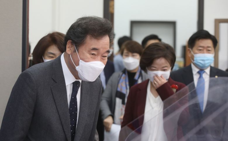 5일 오전 국회에서 열린 더불어민주당 미래주거추진단 발족식에 이낙연 대표 등이 입장하고 있다. [연합]