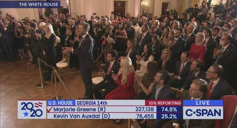 도널드 트럼프 미국 대통령이 11·3 대선 개표가 진행되는 4일 오전 2시35분께 백악관 이스트룸에서 성명을 발표하는 순간이다. 트럼프 대통령의 지지자와 참모들은 이 성명 발표 전에도 간단한 다과 등으로 파티를 하고 있었다. 6일(현지시간) 코로나19에 걸린 것으로 보도된 마크 메도스 비서실장도 마스크를 하지 않은 채 이 자리에 있었다. [C-스팬 화면 캡처]