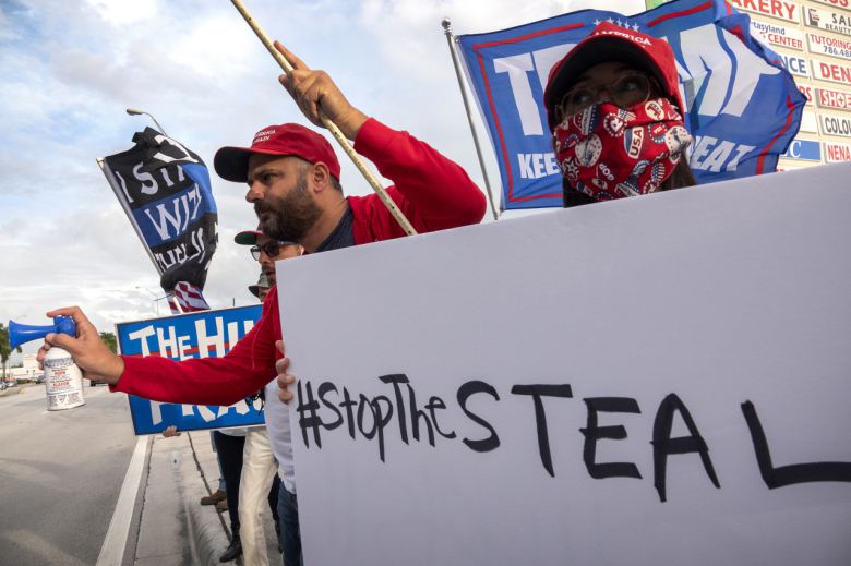 5일(현지시간) 플로리다주 마이애미에서 도널드 트럼프 미국 대통령 지지자들이 ‘#(선거 승리를) 훔치려는 시도를 멈춰라’란 문구가 적힌 팻말을 들고 시위하고 있다. [EPA]