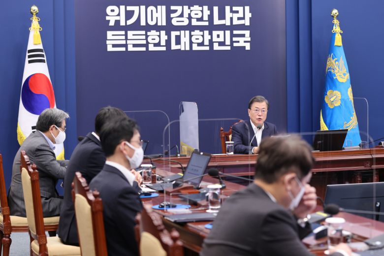 문재인 대통령이 9일 청와대에서 수석·보좌관 회의를 주재하고 있다. [연합]