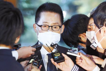 일본 언론들은 11일 박지원 국가정보원장이 전날 스가 요시히데(菅義偉) 일본 총리를 만나 문재인 대통령과 스가 총리 간 미래지향적 한일관계를 담은 새로운 공동선언을 제안했지만 일본 측은 부정적 반응을 보였다고 보도했다. 박 원장이 스가 총리와 만난 뒤 취재진의 질문에 응하고 있다. [연합]