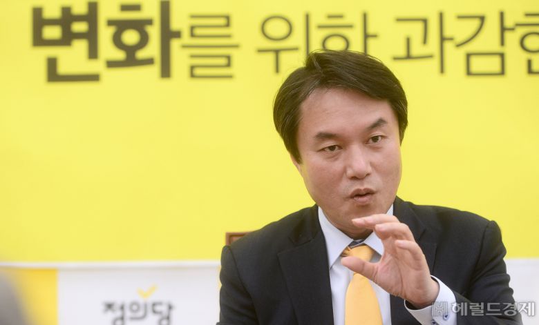 헤럴드경제와 인터뷰하는 김종철 정의당 대표. 이상섭 기자 babtong@heraldcorp.com