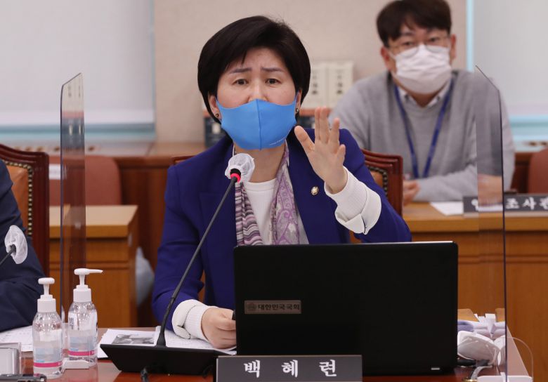 백혜련 더불어민주당 의원이 23일 서울 여의도 국회에서 열린 법제사법위원회의 국방부, 군사법원 등에 대한 국정감사에서 의사진행발언을 하고 있다. [연합]