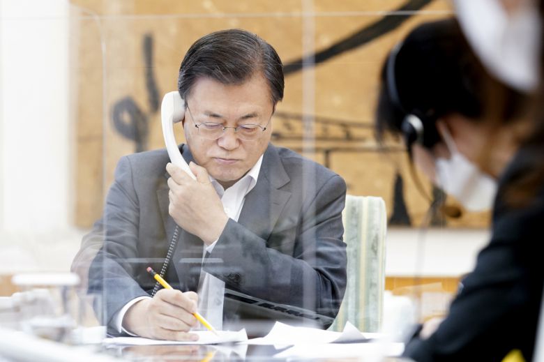 문재인 대통령이 지난 12일 오전 청와대 관저 접견실에서 조 바이든 미국 대통령 당선인과 첫 전화 통화를 하고 있다. [연합]