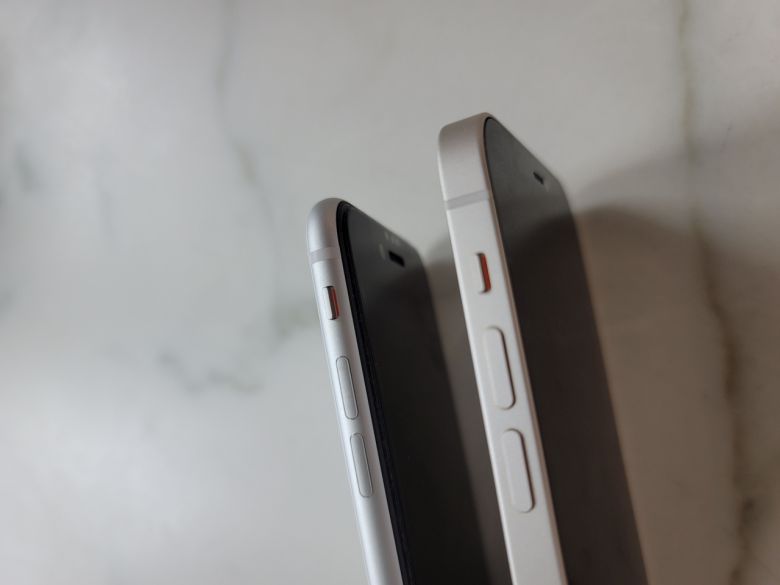 (좌) 아이폰SE2 (우) 아이폰12