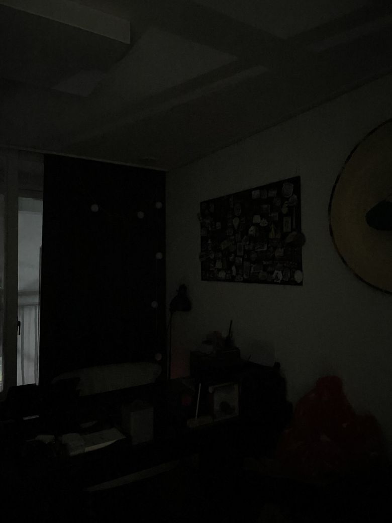 야간촬영 모드를 해제한 상태에서 촬영한 방.