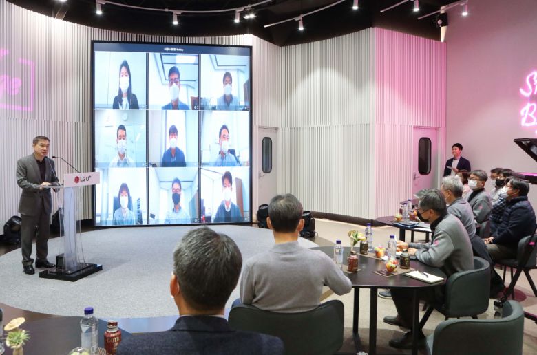 지난 13일 LG유플러스 용산사옥 1층 다목적홀 ‘U+Seer 라운지’에서 열린 임원·담당 워크숍에서 하현회 부회장이 사업구상을 밝히고 있다. [LG유플러스 제공]