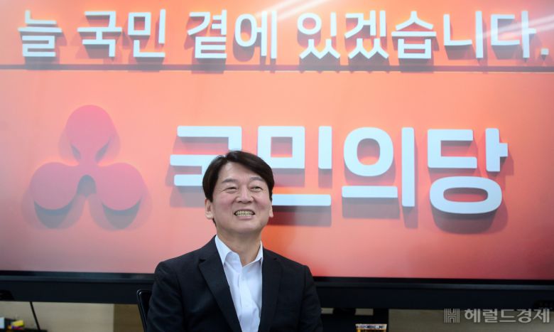 안철수 국민의당 대표가 지난 13일 서울 영등포구 국민의당 당사에서 헤럴드경제와 인터뷰를 하고 있다. [이상섭 기자/babtong@heraldcorp.com]