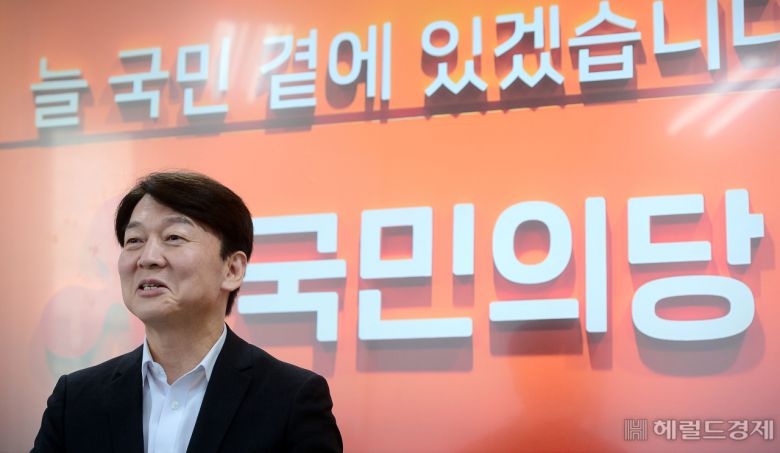 안철수 국민의당 대표가 지난 13일 서울 영등포구 국민의당 당사에서 헤럴드경제와 인터뷰를 하고 있다. [이상섭 기자/babtong@heraldcorp.com]