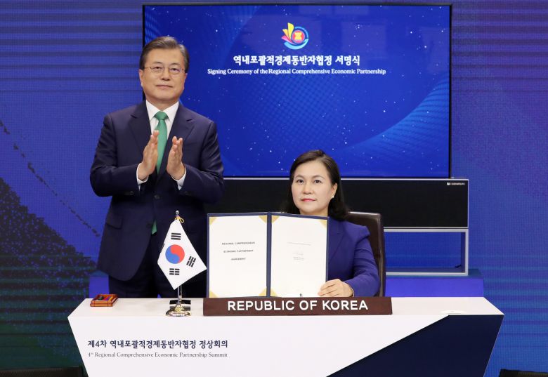 문재인 대통령이 지난 15일 청와대에서 열린 세계 최대규모의 자유무역협정(FTA)인 '역내포괄적경제동반자협정(RCEP)' 협정문 서명식에 참석, 유명희 통상교섭본부장이 협정문에 서명하자 박수치고 있다. [연합]