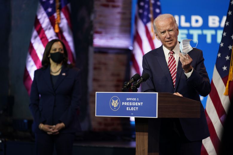 조 바이든(오른쪽) 미국 대통령 당선인이 16일(현지시간) 델라웨어주 윌밍턴에서 열린 기자회견에 카멀라 해리스 부통령 당선인과 함께 참석해 기자들의 질문에 답변하고 있다. [AP]