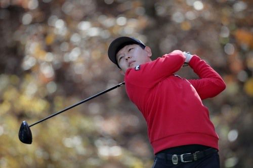 최근 시즌 최종전 마지막날 드라이버 티샷을 하는 권오상. [사진=KPGA]