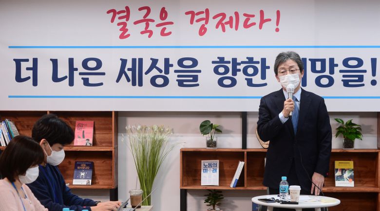 유승민 전 의원이 18일 오전 서울 여의도 국회 앞 태흥빌딩 '희망 22' 사무실에서 열린 기자간담회에서 인사말을 하고 있다. [이상섭 기자/babtong@heraldcorp.com]