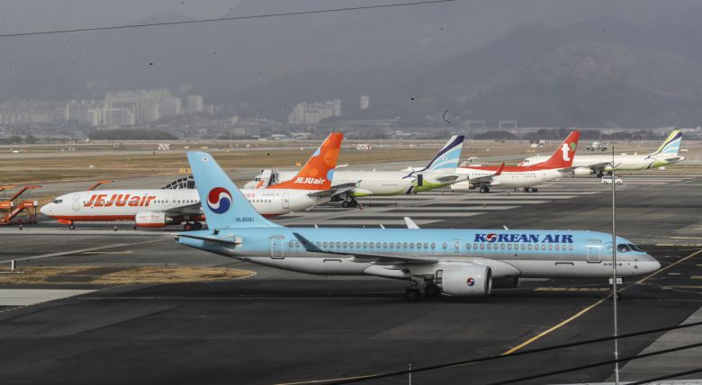 국무총리실 산하 김해신공항 검증위원회가 김해신공항 타당성 검증 결과 발표를 앞둔 17일 김해국제공항 계류장에 항공기들이 서 있다. [연합]