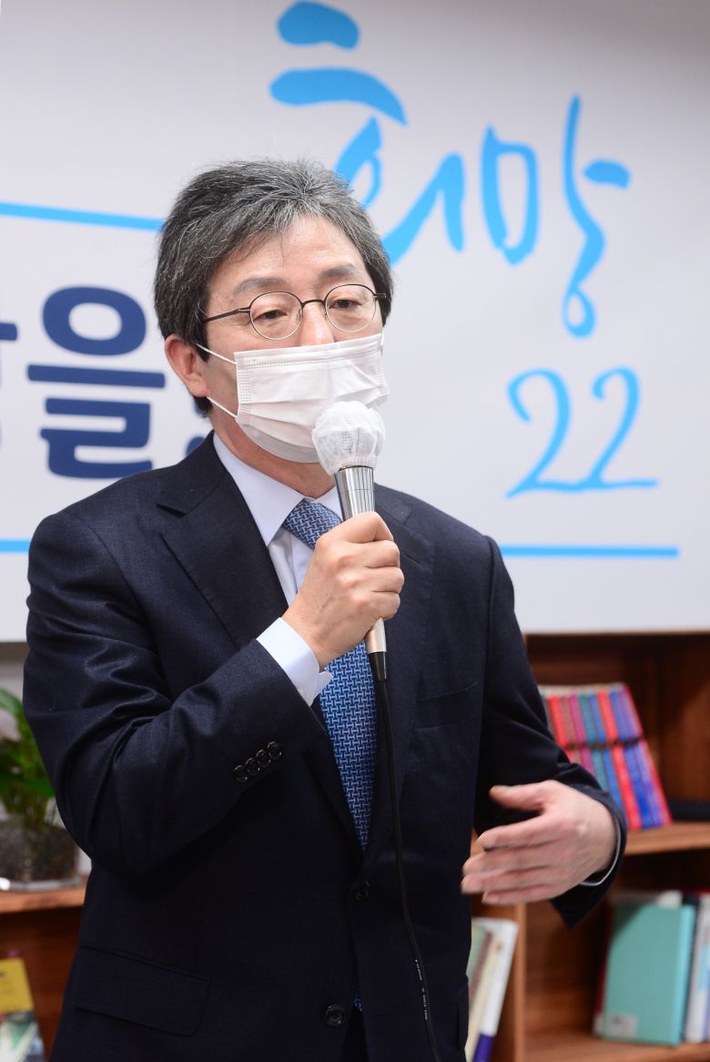 유승민 전 의원이 18일 오전 서울 여의도 국회 앞 태흥빌딩 '희망 22' 사무실에서 열린 기자간담회에서 인사말을 하고 있다. [연합]