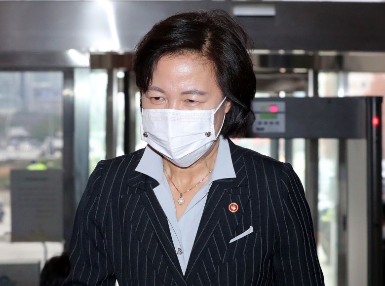 추미애 법무부 장관이 19일 오후 서울 여의도 국회에서 열린 본회의에 참석하기 위해 본청으로 들어서고 있다. [연합]