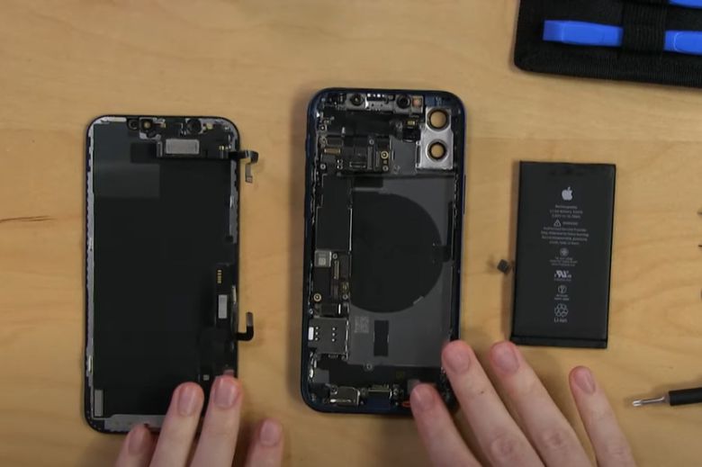아이폰12를 분해한 사진 [아이픽스잇(iFixit) 유튜브 출처]