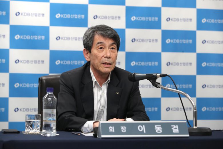 지난 19일 이동걸 산업은행 회장이 대한항공과 아시아나항공 통합을 주제로 한 온라인 기자간담회에서 발언하고 있다. [연합뉴스]