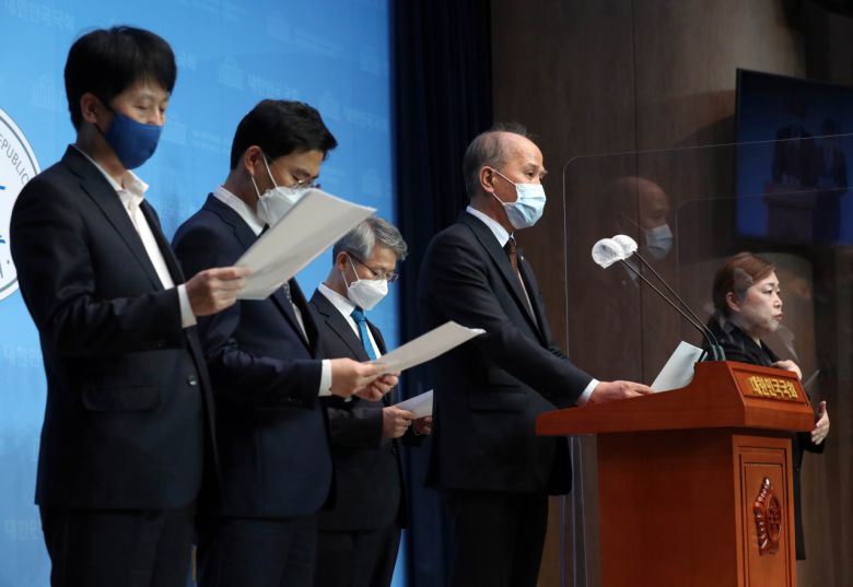 이용우 의원(왼쪽에서 네번째) 등 더불어민주당 의원들이 지난 17일 오후 서울 여의도 국회 소통관에서 기자회견을 갖고 산업은행의 ‘대한항공-아시아나항공 통합추진’에 이의를 제기하고 있다. 해당 의원들은 "한진칼은 경영권 분쟁이 있는 회사인데 이런 회사에 자금을 투입하는 행위는 결과적으로 경영권 분쟁에 있는 총수 일가를 지원하는 거래가 될 수 있다"며 "아시아나항공에 대한 부담이 있던 산업은행과 경영권 분쟁에서의 주도권을 가져오기 위한 (한진칼) 총수 일가의 이해 관계가 맞아떨어졌다는 합리적인 의심이 가능하다"라고 말했다. [연합뉴스]