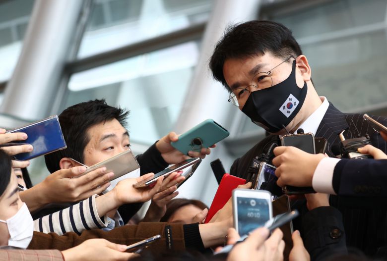 지난 18일 조원태 한진그룹 회장이 여의도 전경련회관에서 열린 한미재계회의를 마치고 취재진의 질문에 답하고 있다. [연합뉴스]