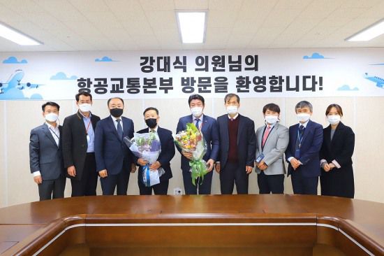 강대식 의원 초청 간담회에서  단체 기념촬영을 하고 있다 (사진 우측 다섯번째부터 강대식 의원, 안경은 의원, 최병욱 국토노조위원장)