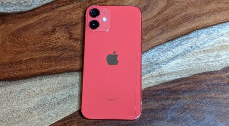 IT전문매체 씨넷(Cnet)의 낙하 테스트를 거친 후 ‘아이폰12 미니’의 모습. 씨넷은 높이와 떨어지는 방법을 달리해 총 7차례 낙하 테스트를 수행했다. [사진=씨넷]