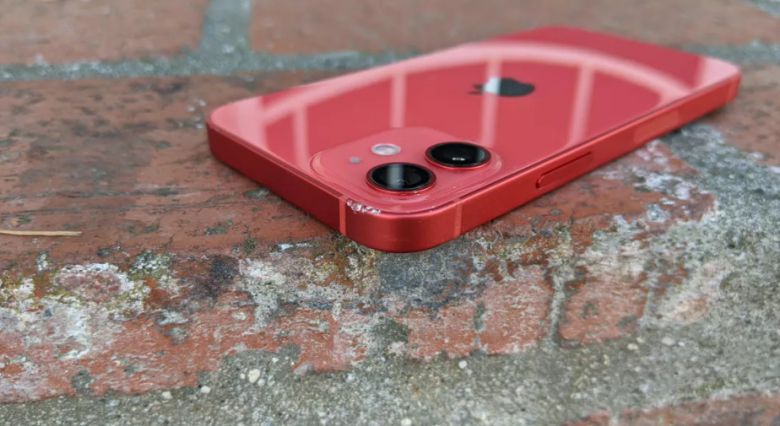 IT전문매체 씨넷(Cnet)이 자체 수행한 낙하 테스트를 거친 후 ‘아이폰12 미니’의 모습. 전후면부 유리 손상은 없었으나, 알루미늄 소재로 마감된 측면에는 흠집이 생겼다. [사진=씨넷]