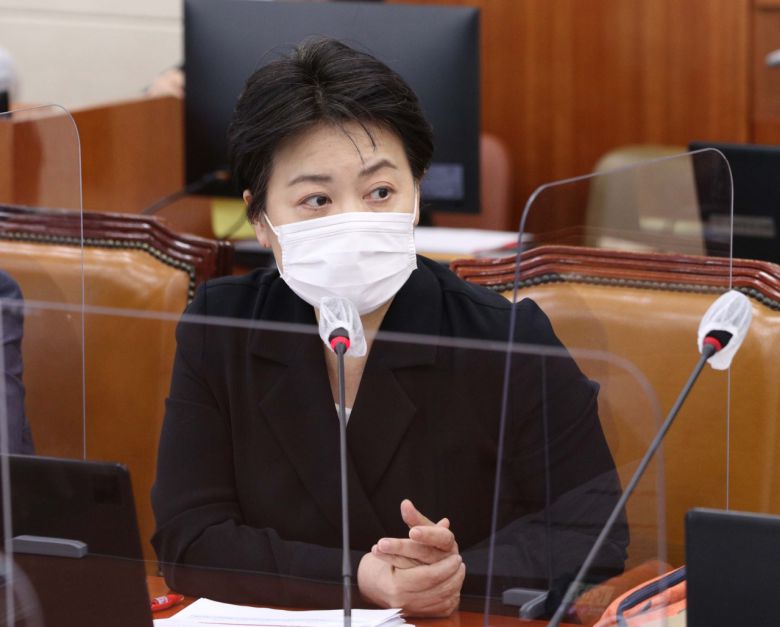 윤희숙 국민의힘 의원이 14일 오전 서울 여의도 국회에서 열린 기획재정위원회의 관세청·조달청·통계청에 대한 국정감사에서 강신욱 통계청장에게 질의하고 있다. [연합]