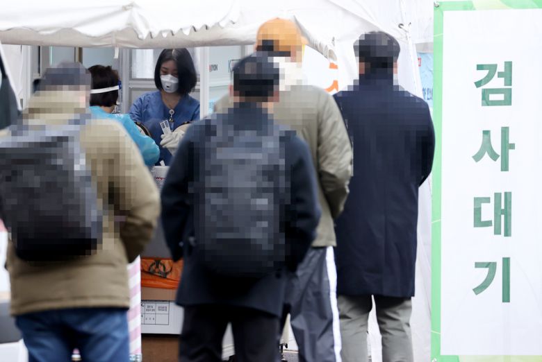 신종 코로나바이러스 감염증(코로나19) 신규 확진자가 23일 0시 기준으로 271명을 기록하며 엿새 만에 300명 아래로 내려온 23일 오전 서울 중구 국립중앙의료원에 마련된 선별진료소에서 시민들이 검사를 받기 위해 줄을 서 있다. [연합]