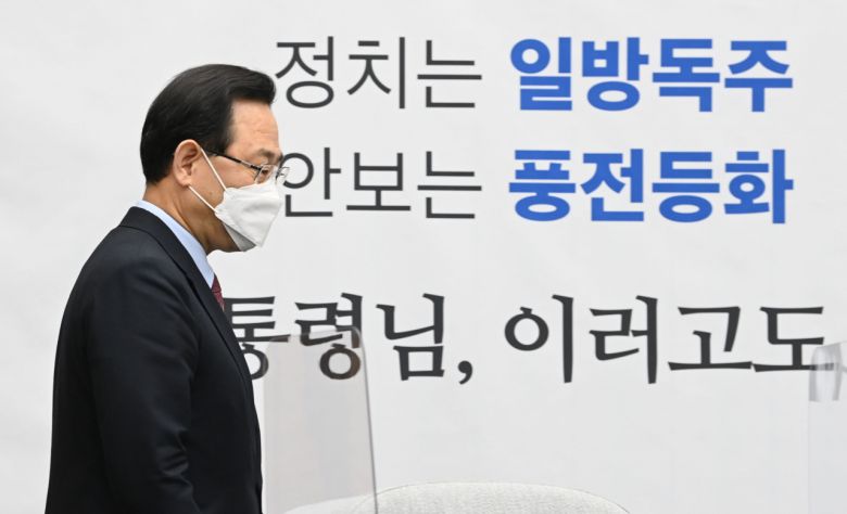 주호영 국민의힘 원내대표가 24일 오전 국회에서 열린 원내대책회의에 입장하고 있다. [이상섭 기자/babtong@heraldcorp.com]