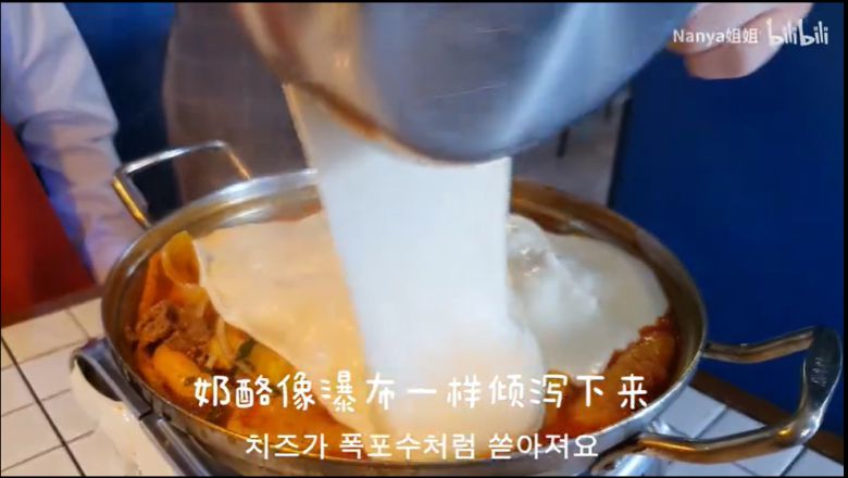 한국어 콘텐츠에 중국어 자막을 달아 중국 플랫폼에 올리고 있는 모습[비리비리 화면 캡처]