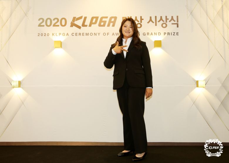 신인왕을 수상한 유해란이 활짝 웃고 있다./KLPGA 제공