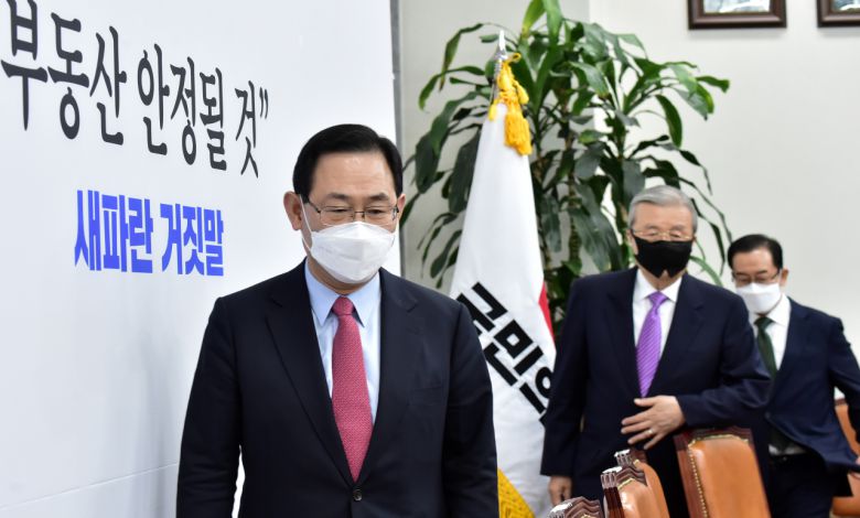 주호영 국민의힘 원내대표(왼쪽부터), 김종인 비상대책위원장, 이종배 정책위의장이 23일 오전 서울 여의도 국회에서 열린 비상대책위원회의에 참석하고 있다. [이상섭 기자/babtong@heraldcorp.com]